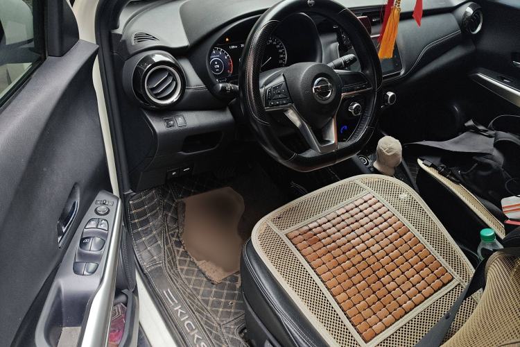 Used Nissan Kicks 2018 1.5L CVT Smart Connect Luxury Edition Interior 3