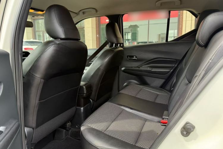 Used Nissan Kicks 2018 1.5L CVT Smart Connect Luxury Edition Interior 3