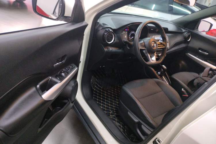 Used Nissan Kicks 2018 1.5L CVT Smart Connect Luxury Edition Interior 3