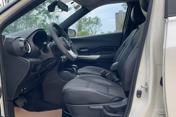 Used Nissan Kicks 2018 1.5L CVT Smart Connect Luxury Edition Interior 4