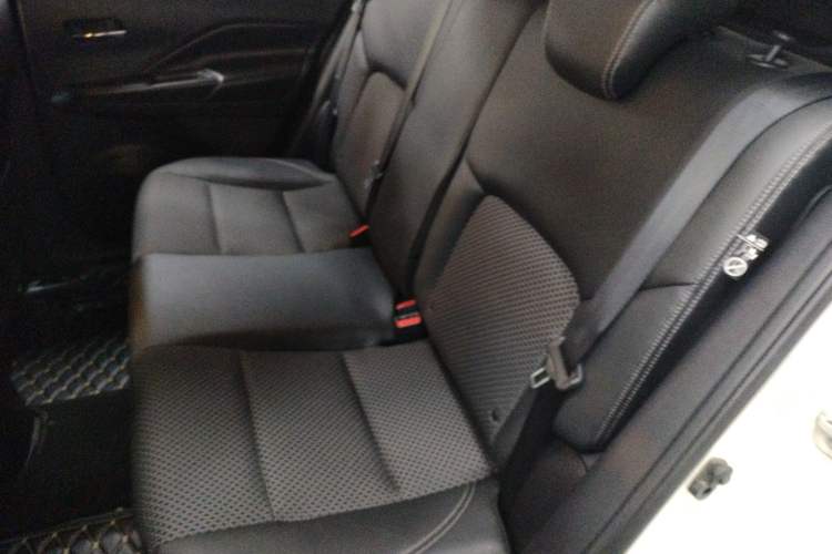 Used Nissan Kicks 2018 1.5L CVT Smart Connect Luxury Edition Interior 4