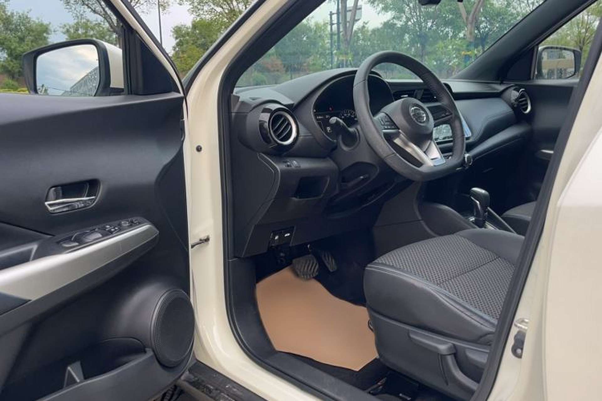Used Nissan Kicks 2018 1.5L CVT Smart Connect Luxury Edition Interior 5