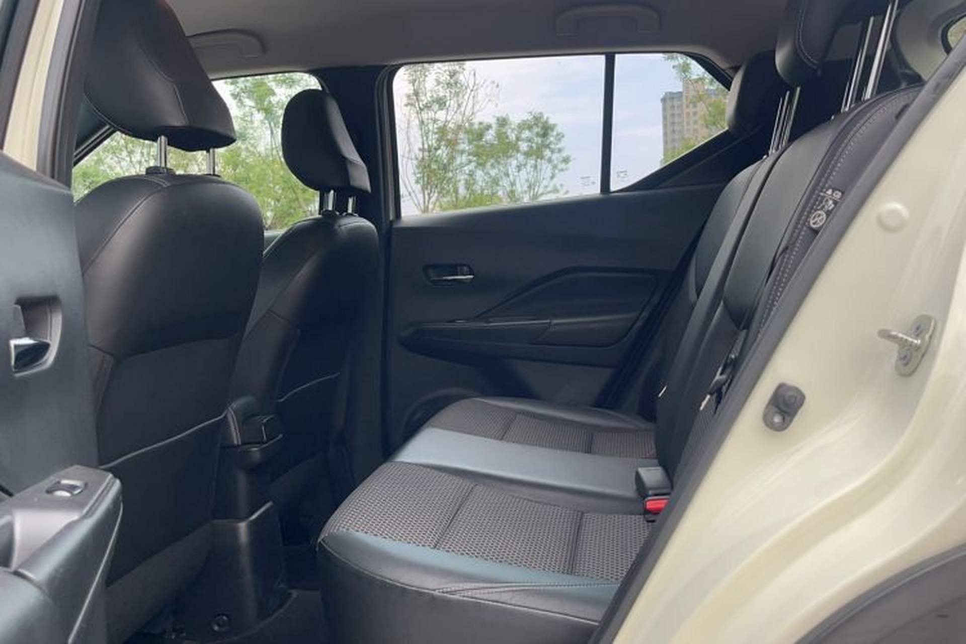 Used Nissan Kicks 2018 1.5L CVT Smart Connect Luxury Edition Interior 6