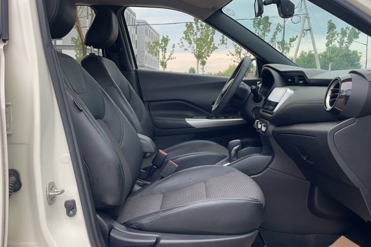 Used Nissan Kicks 2018 1.5L CVT Smart Connect Luxury Edition Interior 7