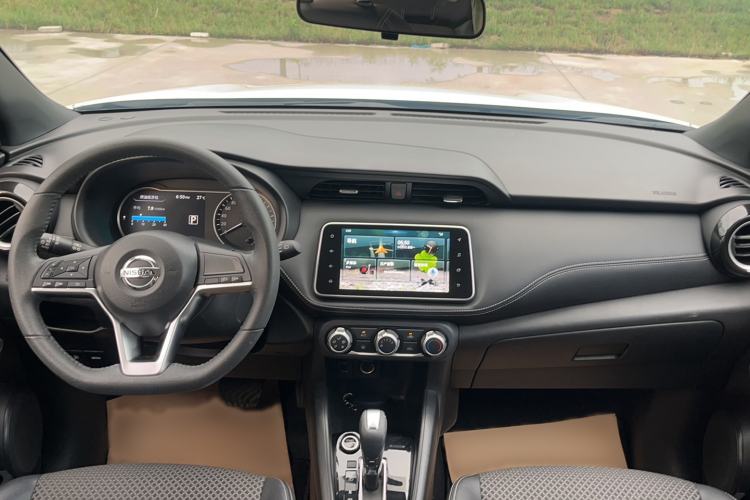Used Nissan Kicks 2018 1.5L CVT Smart Connect Luxury Edition Interior 8