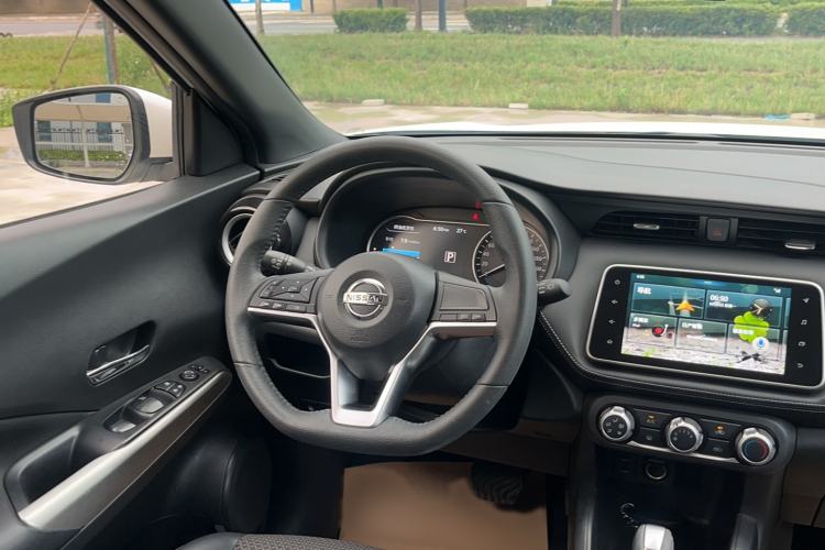 Used Nissan Kicks 2018 1.5L CVT Smart Connect Luxury Edition Interior 9