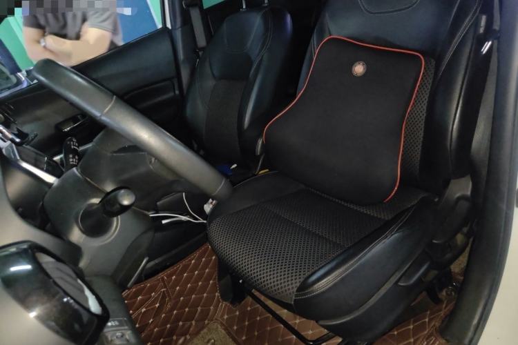 Used Nissan Kicks 2018 1.5L CVT Smart Connect Luxury Edition Left Front Seat
