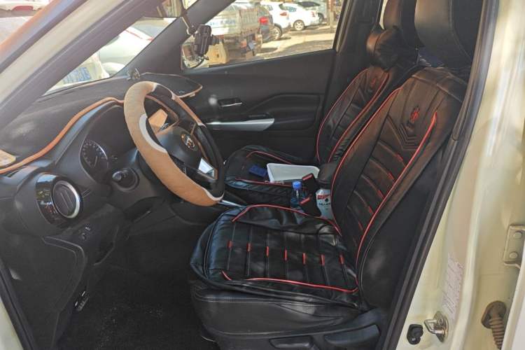 Used Nissan Kicks 2018 1.5L CVT Smart Connect Luxury Edition Left Front Seat