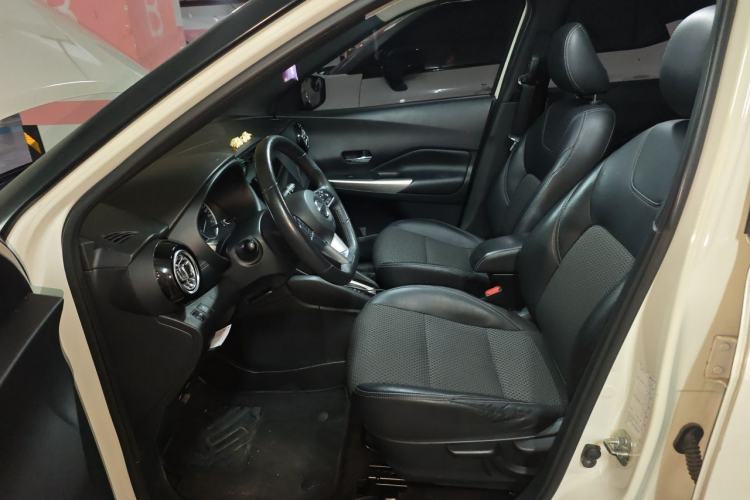 Used Nissan Kicks 2018 1.5L CVT Smart Connect Luxury Edition Left Front Seat