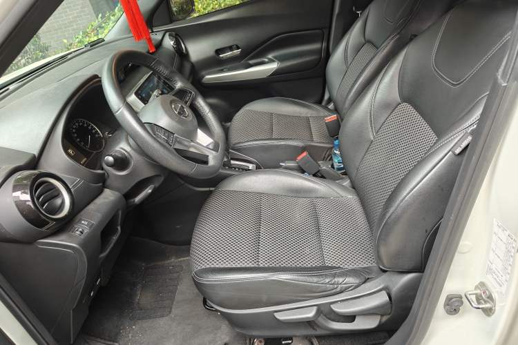 Used Nissan Kicks 2018 1.5L CVT Smart Connect Luxury Edition Left Front Seat