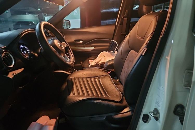 Used Nissan Kicks 2018 1.5L CVT Smart Connect Luxury Edition Left Front Seat