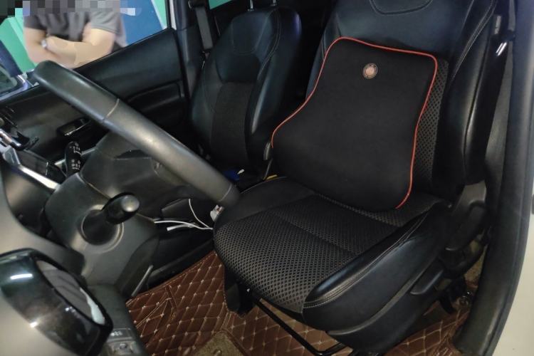 Used Nissan Kicks 2018 1.5L CVT Smart Connect Luxury Edition Left Front Seat