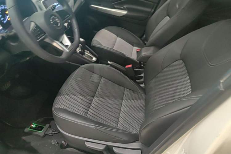 Used Nissan Kicks 2018 1.5L CVT Smart Connect Luxury Edition Left Front Seat