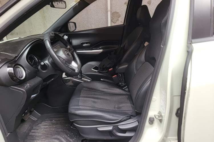 Used Nissan Kicks 2018 1.5L CVT Smart Connect Luxury Edition Left Front Seat