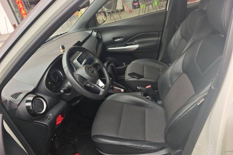 Used Nissan Kicks 2018 1.5L CVT Smart Connect Luxury Edition Left Front Seat