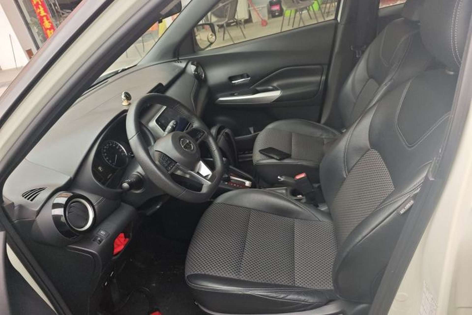 Used Nissan Kicks 2018 1.5L CVT Smart Connect Luxury Edition Left Front Seat