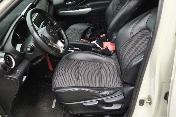 Used Nissan Kicks 2018 1.5L CVT Smart Connect Luxury Edition Left Front Seat