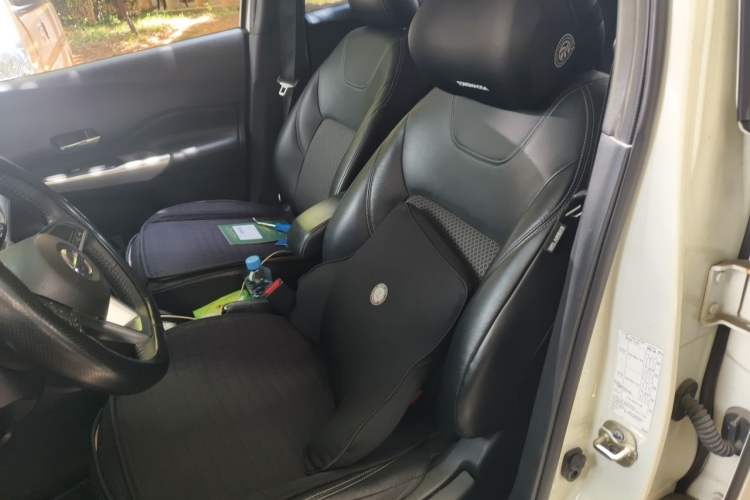 Used Nissan Kicks 2018 1.5L CVT Smart Connect Luxury Edition Left Front Seat