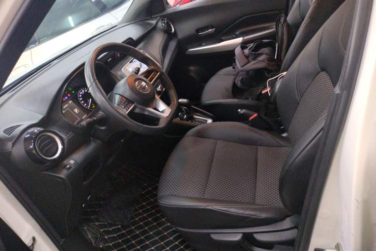 Used Nissan Kicks 2018 1.5L CVT Smart Connect Luxury Edition Left Front Seat