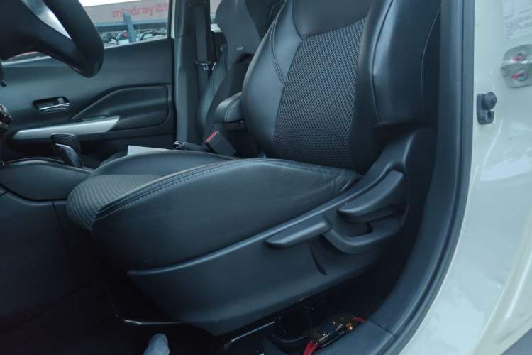 Used Nissan Kicks 2018 1.5L CVT Smart Connect Luxury Edition Left Front Seat