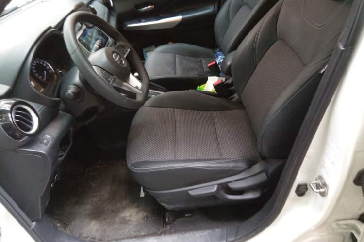 Used Nissan Kicks 2018 1.5L CVT Smart Connect Luxury Edition Left Front Seat