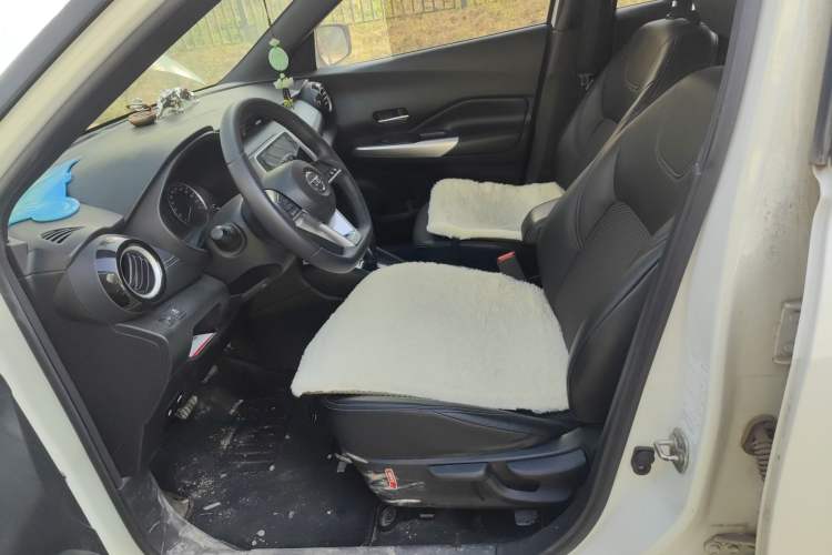Used Nissan Kicks 2018 1.5L CVT Smart Connect Luxury Edition Left Front Seat