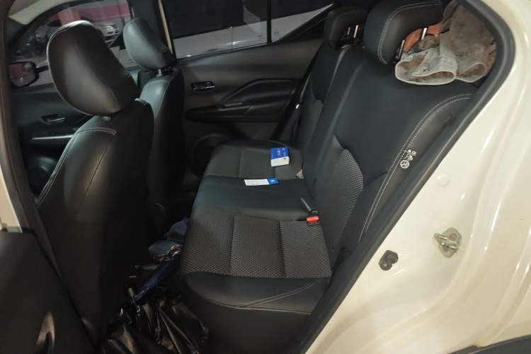 Used Nissan Kicks 2018 1.5L CVT Smart Connect Luxury Edition Left Rear Seat