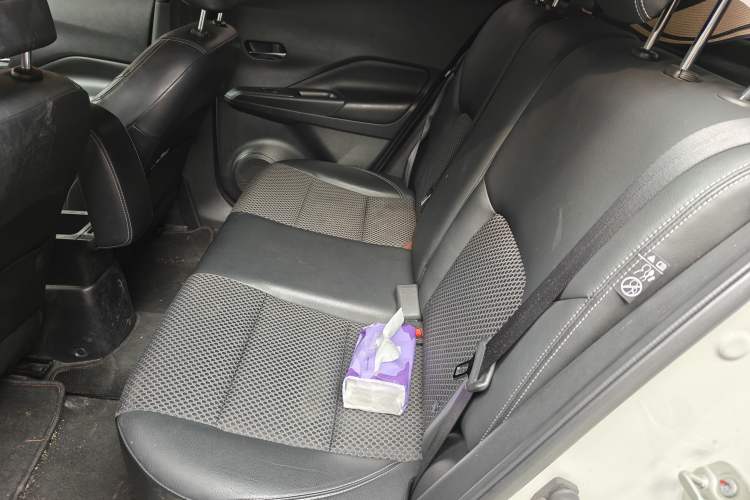 Used Nissan Kicks 2018 1.5L CVT Smart Connect Luxury Edition Left Rear Seat