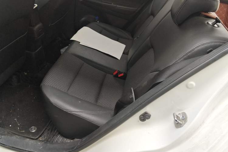 Used Nissan Kicks 2018 1.5L CVT Smart Connect Luxury Edition Left Rear Seat