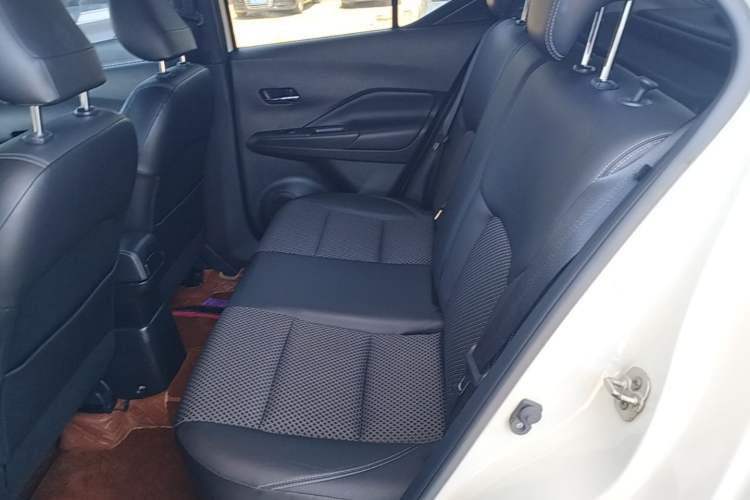 Used Nissan Kicks 2018 1.5L CVT Smart Connect Luxury Edition Left Rear Seat