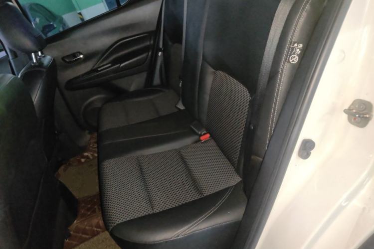 Used Nissan Kicks 2018 1.5L CVT Smart Connect Luxury Edition Left Rear Seat
