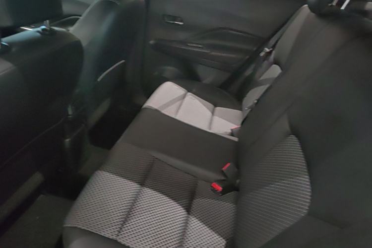 Used Nissan Kicks 2018 1.5L CVT Smart Connect Luxury Edition Left Rear Seat