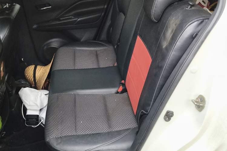 Used Nissan Kicks 2018 1.5L CVT Smart Connect Luxury Edition Left Rear Seat