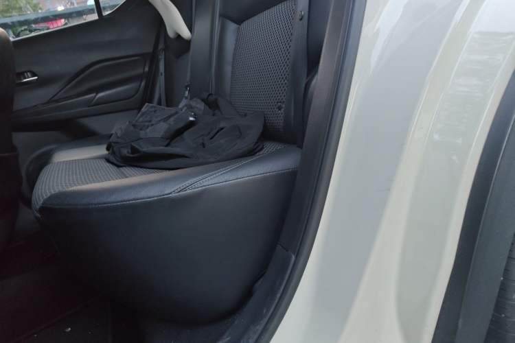 Used Nissan Kicks 2018 1.5L CVT Smart Connect Luxury Edition Left Rear Seat