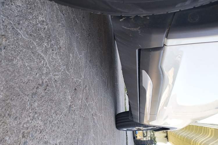 Used Nissan Kicks 2018 1.5L CVT Smart Connect Luxury Edition Left Side Sill