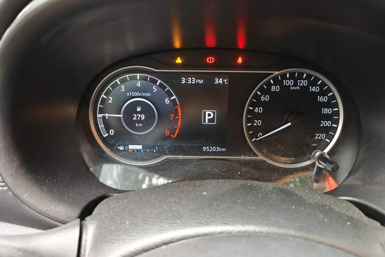 Used Nissan Kicks 2018 1.5L CVT Smart Connect Luxury Edition Odometer Close Up
