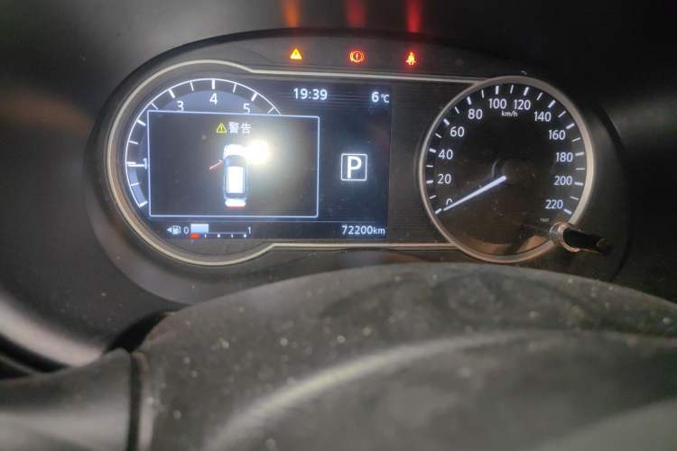 Used Nissan Kicks 2018 1.5L CVT Smart Connect Luxury Edition Odometer Close Up