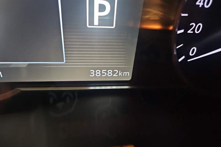 Used Nissan Kicks 2018 1.5L CVT Smart Connect Luxury Edition Odometer Close Up
