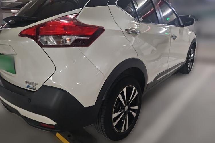 Used Nissan Kicks 2018 1.5L CVT Smart Connect Luxury Edition Rear Right 45 Deg
