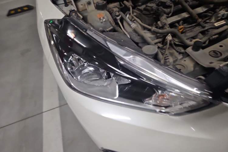 Used Nissan Kicks 2018 1.5L CVT Smart Connect Luxury Edition Right Front Headlight