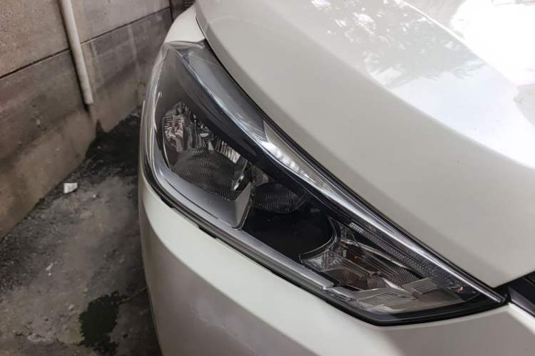 Used Nissan Kicks 2018 1.5L CVT Smart Connect Luxury Edition Right Front Headlight