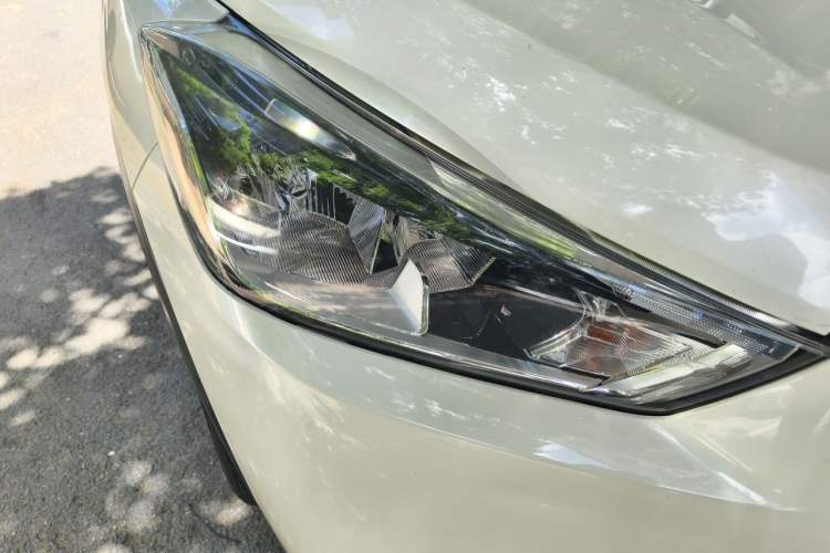 Used Nissan Kicks 2018 1.5L CVT Smart Connect Luxury Edition Right Front Headlight