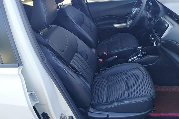 Used Nissan Kicks 2018 1.5L CVT Smart Connect Luxury Edition Right Front Seat