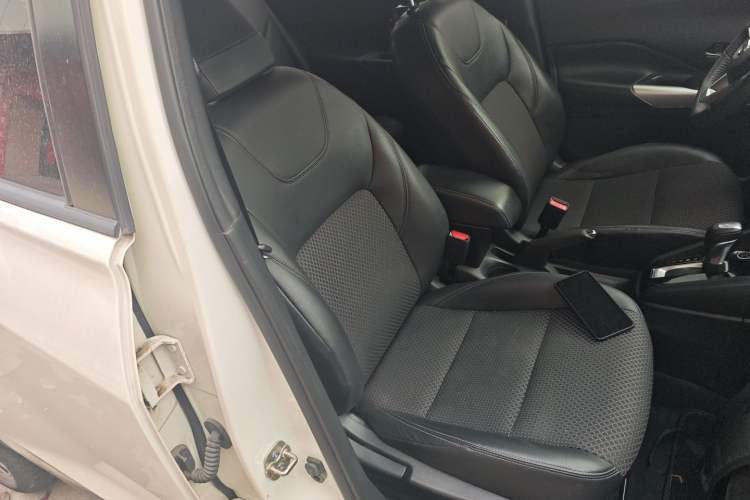 Used Nissan Kicks 2018 1.5L CVT Smart Connect Luxury Edition Right Front Seat