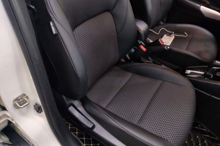 Used Nissan Kicks 2018 1.5L CVT Smart Connect Luxury Edition Right Front Seat