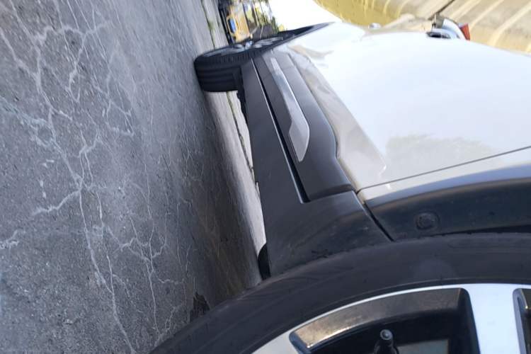 Used Nissan Kicks 2018 1.5L CVT Smart Connect Luxury Edition Right Side Sill