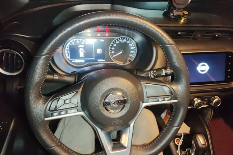 Used Nissan Kicks 2018 1.5L CVT Smart Connect Luxury Edition Steering Wheel