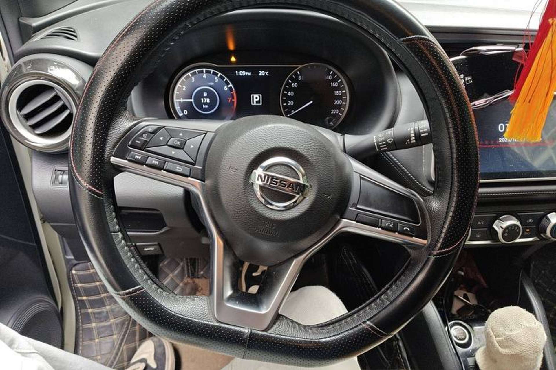 Used Nissan Kicks 2018 1.5L CVT Smart Connect Luxury Edition Steering Wheel