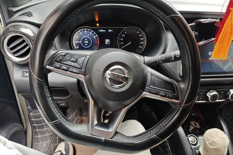 Used Nissan Kicks 2018 1.5L CVT Smart Connect Luxury Edition Steering Wheel
