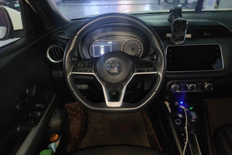 Used Nissan Kicks 2018 1.5L CVT Smart Connect Luxury Edition Steering Wheel